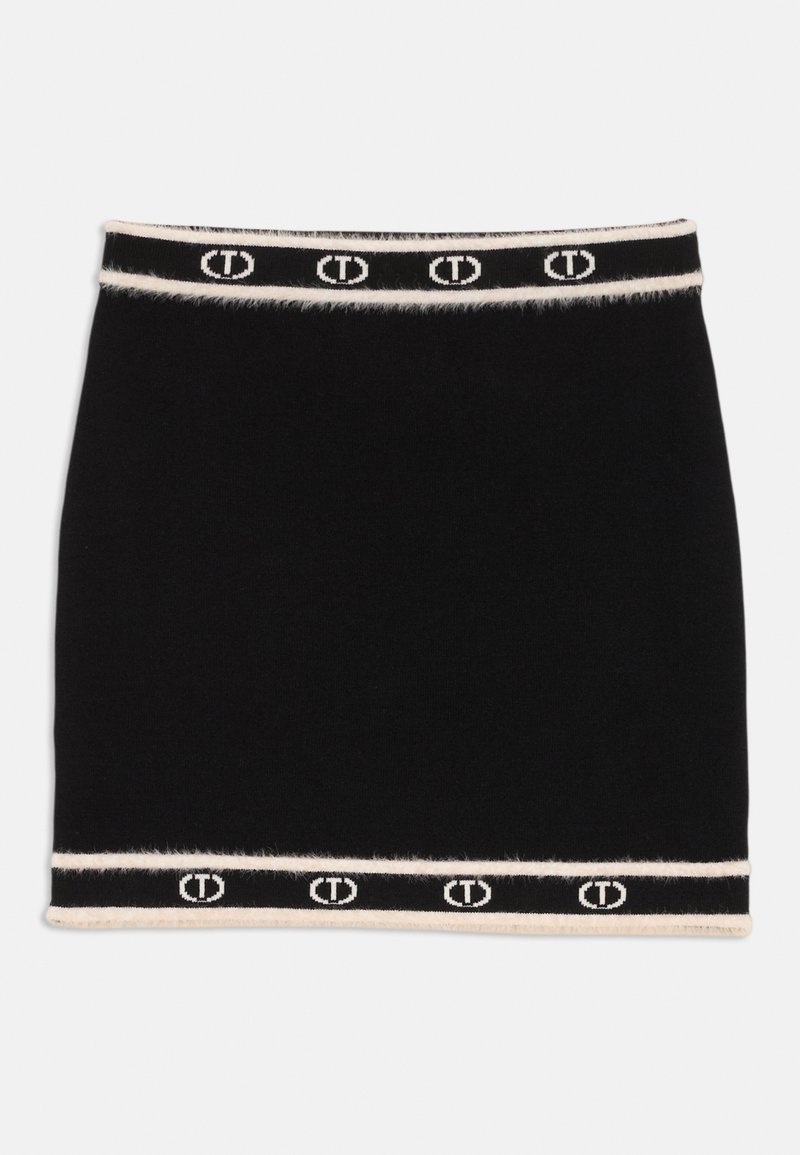 Zwarte gebreide mini-jurk met een gestructureerde afwerking, voorzien van een witte rand en een herhaald zwart logo-patroon langs de tailleband.
