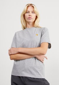 Carhartt WIP CHASE - Lihtne T-särk - grey heather/gold