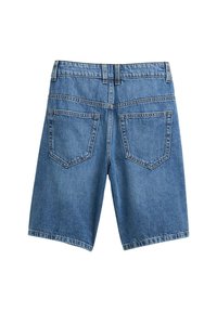 Niebieskie szorty dżinsowe o prostym kroju, z dwiema tylnymi kieszeniami, widocznym przeszyciem oraz schludnym, prostym wzornictwem o gładkiej fakturze.