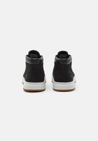 Zwarte high-top sneakers met een bovenwerk van suede en synthetisch materiaal, witte tussenzool en een gumrubberen buitenzool. Voorzien van een gevoerde kraag en logo-details.