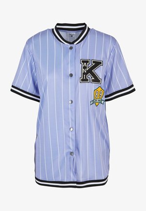 Jasnoniebieska koszulka z krótkim rękawem z białymi pionowymi paskami, czarnym kołnierzykiem i mankietami, z dużym logo "K" oraz emblematem "89".
