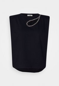 Top noir sans manches avec épaules rembourrées et décoration en strass incurvée près de l'encolure ronde, étiquette indiquant Sandro.