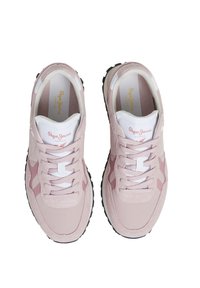 Un paio di sneakers Pepe Jeans London rosa chiaro con linguetta bianca, lacci rosa e suole nere, viste dall'alto su uno sfondo bianco.