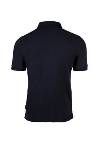 Vojensko modré polo tričko s krátkým rukávem, se strukturovaným límcem, hladkým materiálem a rovním lemem, bez viditelných log a vzorů.