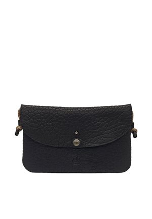 Pochette en cuir noir avec une finition texturée, fermeture à rabat arrondi, accent étoile en laiton et détail de fermeture éclair sur le côté.