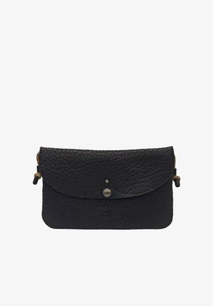 Pochette en cuir noir avec une finition texturée, fermeture à rabat arrondi, accent étoile en laiton et détail de fermeture éclair sur le côté.