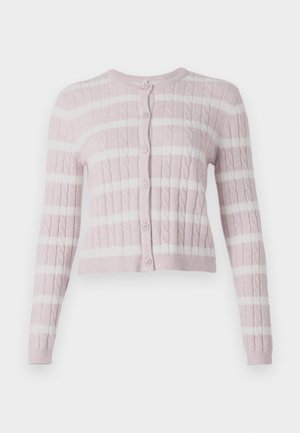 Cardigan en tricot torsadé rose clair avec des rayures horizontales blanches, devant boutonné, col rond et manches longues.