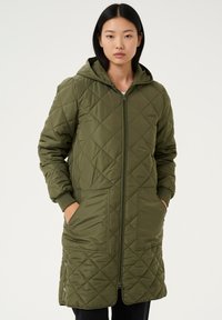 Parka matelassée à capuche de couleur vert olive, dotée d'une fermeture éclair avant intégrale, de deux poches avant et de poignets côtelés. Coupe mi-longue.
