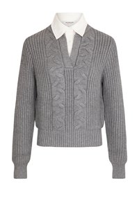 Pull en tricot gris à col en V, à manches longues et à bord ribbed. Superposé avec une chemise blanche à col en dessous.