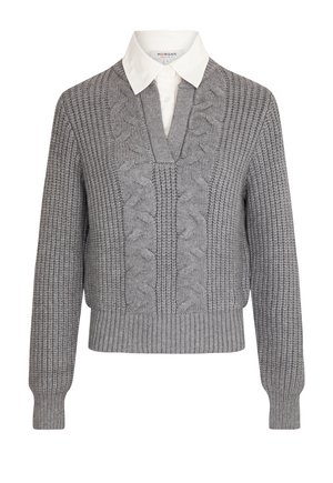 Pull en tricot gris à col en V, à manches longues et à bord ribbed. Superposé avec une chemise blanche à col en dessous.