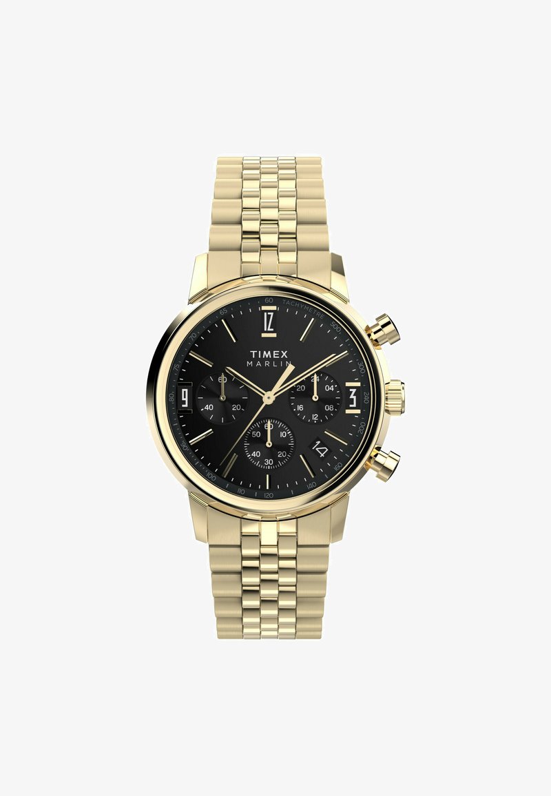 Arany színű kronográf karóra fekete számlappal, három alszámlapjával, aranyszínű mutatóival és rozsdamentes acél karkötőjével.