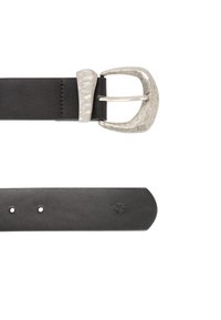 Zwarte leren riem met een getextureerde, zilverkleurige metalen sluiting. Beschikt over vijf gaatjes en een ronde punt, met een reliëflogo aan de achterzijde.
