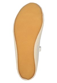 Baumwollschuh mit einem beigen Äußeren und einer weichen, strukturierten orangen Sohle. Verfügt über eine abgerundete Form und ein minimalistisches Design.