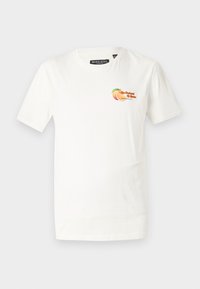 Λευκό βαμβακερό μπλουζάκι με κοντό μανίκι, διακοσμημένο με μια μικρή, πολύχρωμη απεικόνιση ροδάκινου και κείμενο, στρογγυλή λαιμόκοψη.