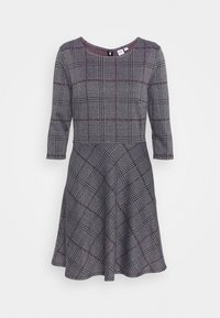 Robe grise avec un corsage ajusté et une jupe évasée, présentant un motif tartan en rouge foncé et blanc. Manches trois-quarts et col rond.