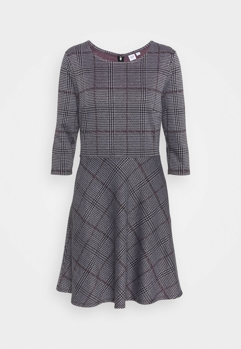 Robe grise avec un corsage ajusté et une jupe évasée, présentant un motif tartan en rouge foncé et blanc. Manches trois-quarts et col rond.