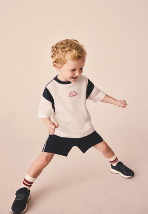 Next, REGULAR FIT - SHORT SLEEVE T-SHIRT AND SHORTS SET  . - Shorts - navy white sporty