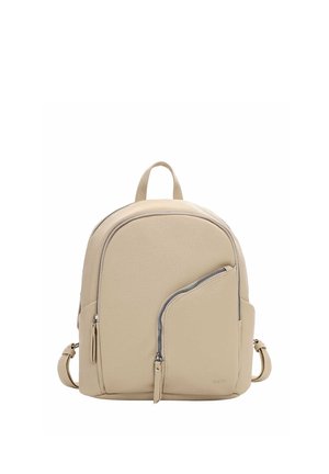 Zaino in pelle beige con parte superiore arrotondata, tasca anteriore con zip inclinata, manico superiore e spallacci regolabili.