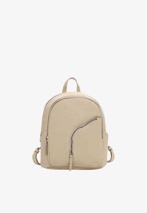 Zaino in pelle beige con parte superiore arrotondata, tasca anteriore con zip inclinata, manico superiore e spallacci regolabili.