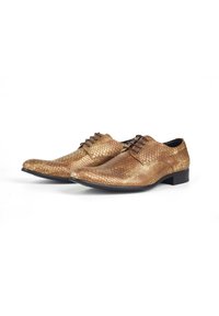 Veterschoenen in een gestructureerd, goudbruin slangenleerpatroon met een spitse neus en zwarte zool; beschikt over vijf paren veterogen.
