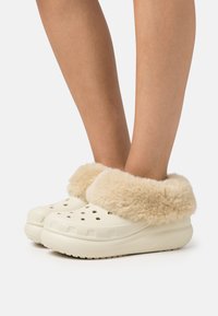 Crocs - FUREVER CRUSH - Hausschuh - bone Thumbnail-Bild 1