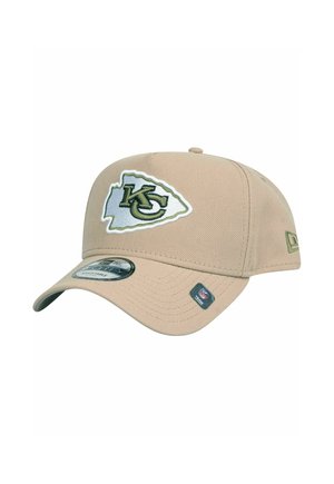 Cappellino da baseball beige in tessuto, con logo ricamato in bianco e verde "KC" e visiera flessibile. Include etichette con il marchio.