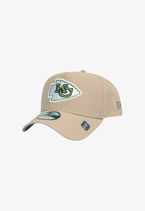 Beige Baseballkappe aus Stoff, mit einem weißen und grünen gestickten Logo "KC" und einem flexiblen Schild. Enthält Markenetiketten.