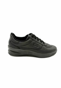 Sorte lædersneakers med en tekstureret overdel, snørelukning og en tyk, polstret sål. Har et logo på siden og ventilationshuller.