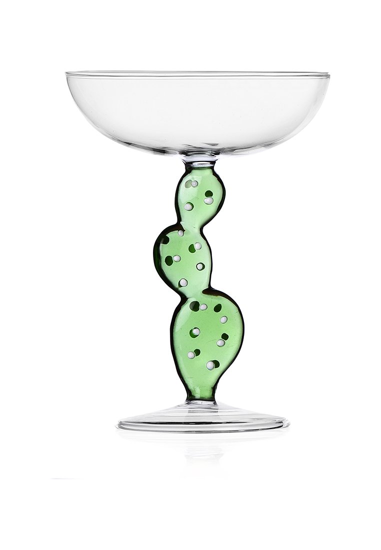 Przezroczysta szklanka z krzywym, zielonym stworem w kształcie kaktusa z otworami. Gładka, przezroczysta miseczka osadzona na okrągłej podstawie.