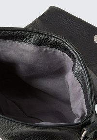 Borsa in pelle nera con esterno texturizzato, dotata di una fodera in tessuto grigia e una chiusura a pressione metallica rotonda. Vista interna aperta.