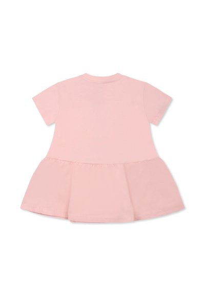 Robe à manches courtes de couleur rose pâle, avec un haut ajusté et une jupe évasée et froncée, fabriquée en coton doux avec une texture lisse.