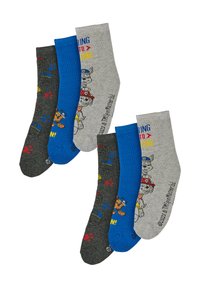Cuatro pares de calcetines infantiles en varios colores: gris, azul y gris oscuro. Cada uno presenta personajes de dibujos animados y patrones de huellas de patas.