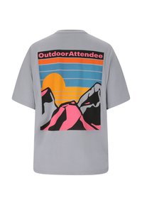 Graues T-Shirt mit buntem Motiv aus stilisierten pinken und schwarzen Bergen, gelber Sonne, blauem Himmel und dem Schriftzug "OutdoorAttendee" auf der Rückseite.