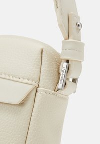 Calvin Klein MUST CAMERA BAG UNISEX - Keresztpántos táska - dark ecru