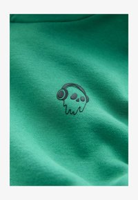 Kijelölve, mid green skull