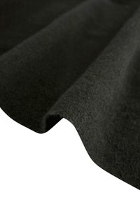 Zwarte viltstof, zachte textuur, lichtgolvende randen, dik en duurzaam, met een uniforme kleur en geen zichtbare patronen of hardware-details.