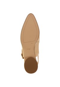 Sandale à talons hauts beige avec un bout pointu, surface lisse, talon plat et sangle ajustable dotée d'une boucle dorée.