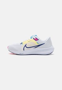 Nike Performance - AIR ZOOM PEGASUS 40 - Scarpe running neutre - white/deep royal blue/photon dust/fierce pink/aquarius blue/light laser orange Immagine in miniatura 1