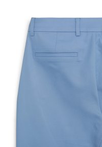 Hellblaue Hosen mit glatter Textur, ausgestattet mit einer einzelnen Leistentasche auf der Rückseite und einem maßgeschneiderten Taillenbund-Design.