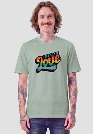 watapparel, CELEBRATE LOVE UNISEX - T-shirt print - aloe