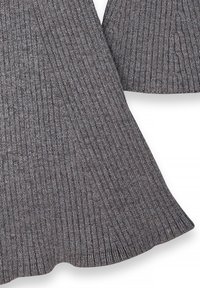 Jupe en tissu côtelé gris à coupe évasée, présentant un motif texturé et des bords lisses. Matière douce avec un design décontracté.