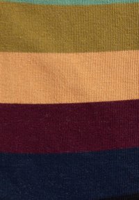 Gestreifter Stoff mit horizontalen Bändern in Türkis, Olivgrün, Pfirsich, Burgunderrot und Dunkelblau. Die Textur ist weich und gestrickt.