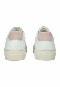 Weisse Leder-Sneaker mit einem hellrosa Wildlederakzent an der Ferse, einer strukturierten beige Gummisohle und einem gepolsterten Kragen.