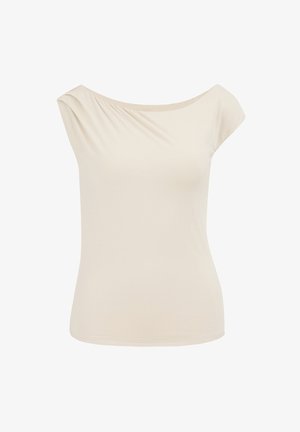Beige off-shoulder t-shirt gemaakt van zachte stof, met een gedrapeerde detail op de schouder en een fitted silhouet, korte mouwen, en een gladde textuur.