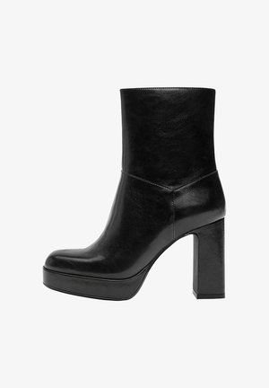 Bottine en cuir noir avec bout carré, talon haut épais et semelle plateforme, vue de profil sur fond blanc.