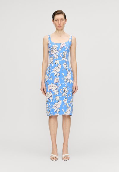 Robe à imprimé floral en tissu bleu clair, avec des fines bretelles et une silhouette ajustée, arrivant au genou avec un délicat motif de roses.