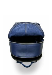 Zaino in pelle blu con un'esterno liscio, parte superiore in suede, chiusura full zip e un ampio interno nero con una piccola tasca.