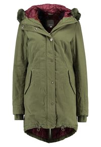 Manteau d'hiver long vert avec doublure matelassée bordeaux, capuche bordée de fourrure, poches avant, fermeture à boutons et zip, et cordons de serrage ajustables à l'ourlet.