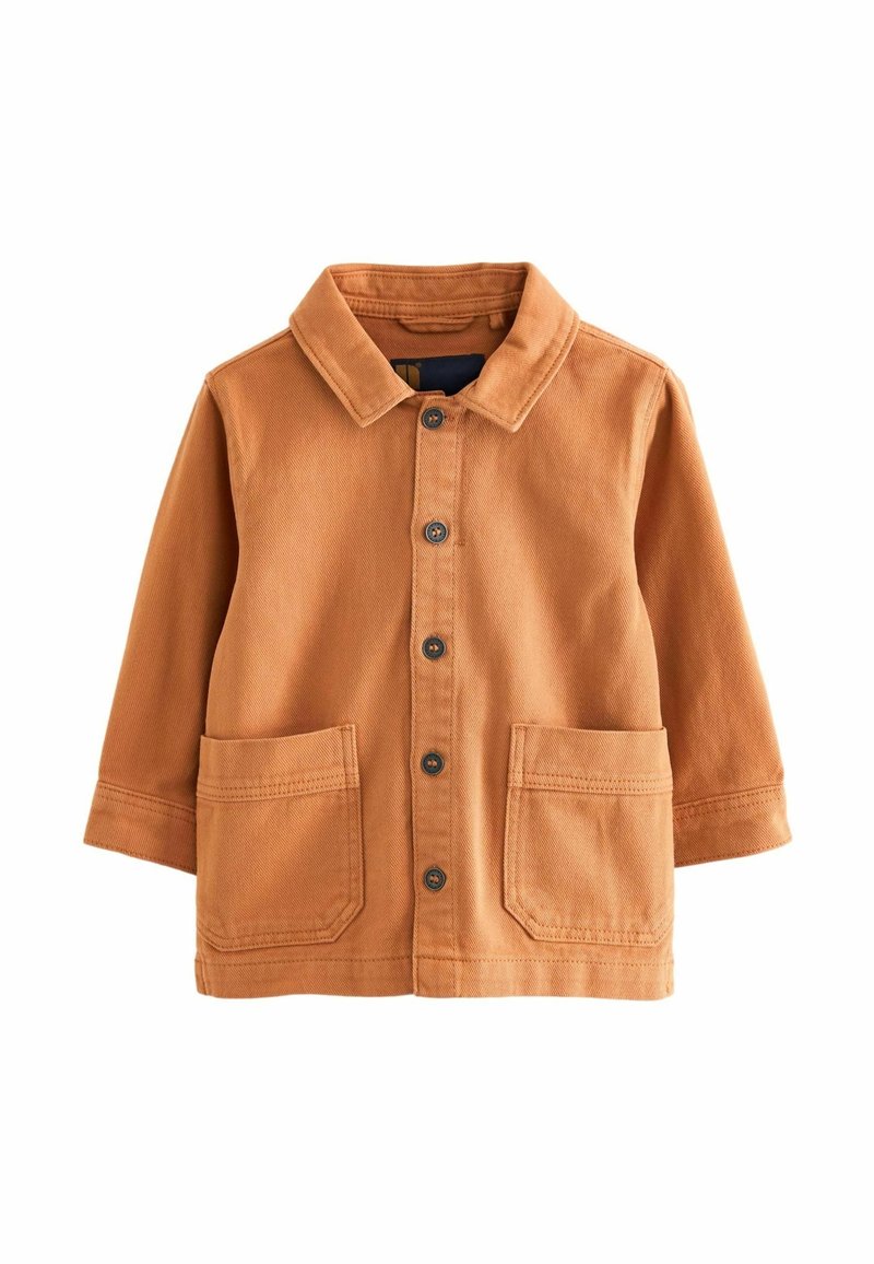 Orange bomulljacka med krage, sexknappsförslutning framtill och två stora framfickor. Texturerad matta och sydda detaljer.