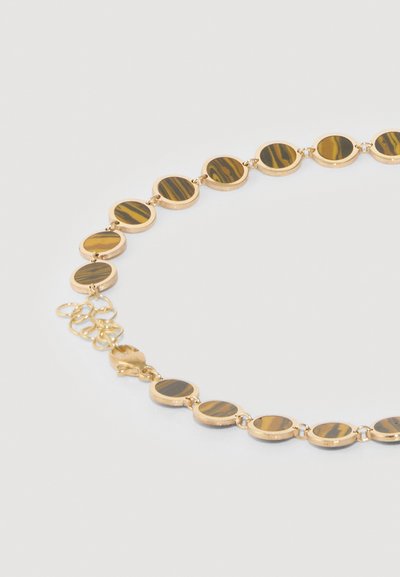 Collar de tono dorado con eslabones circulares adornados con acentos de rayas marrones y negras. El diseño presenta una textura suave y cuenta con un cierre de broche.